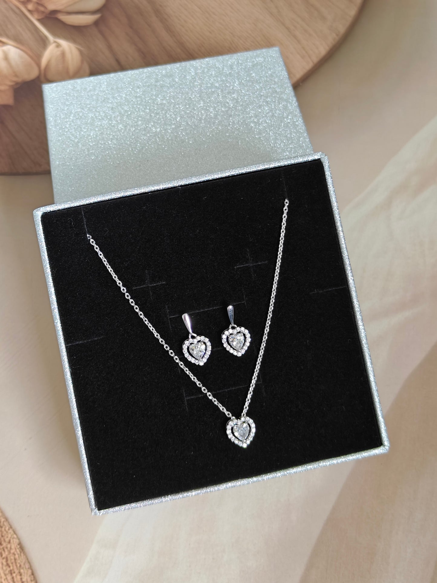 HEART-SHAPED PENDANT NECKLACE AND EARRING SET