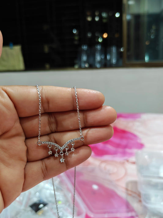 CHEVRON-SHAPED NECKLACE