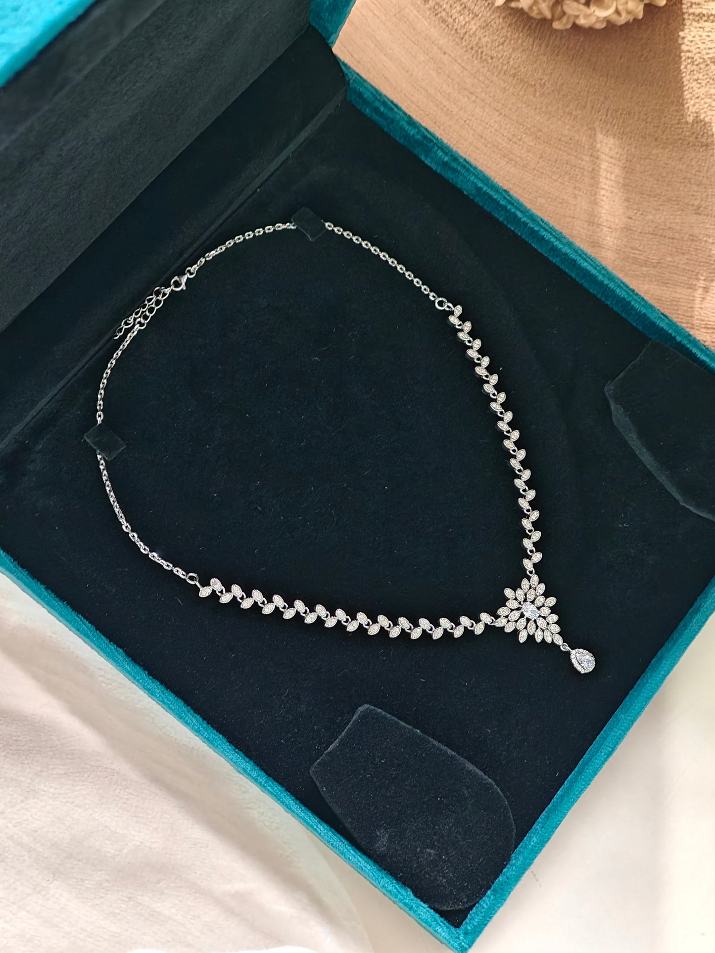 WHITE STONE-STUDDED NECKLACE