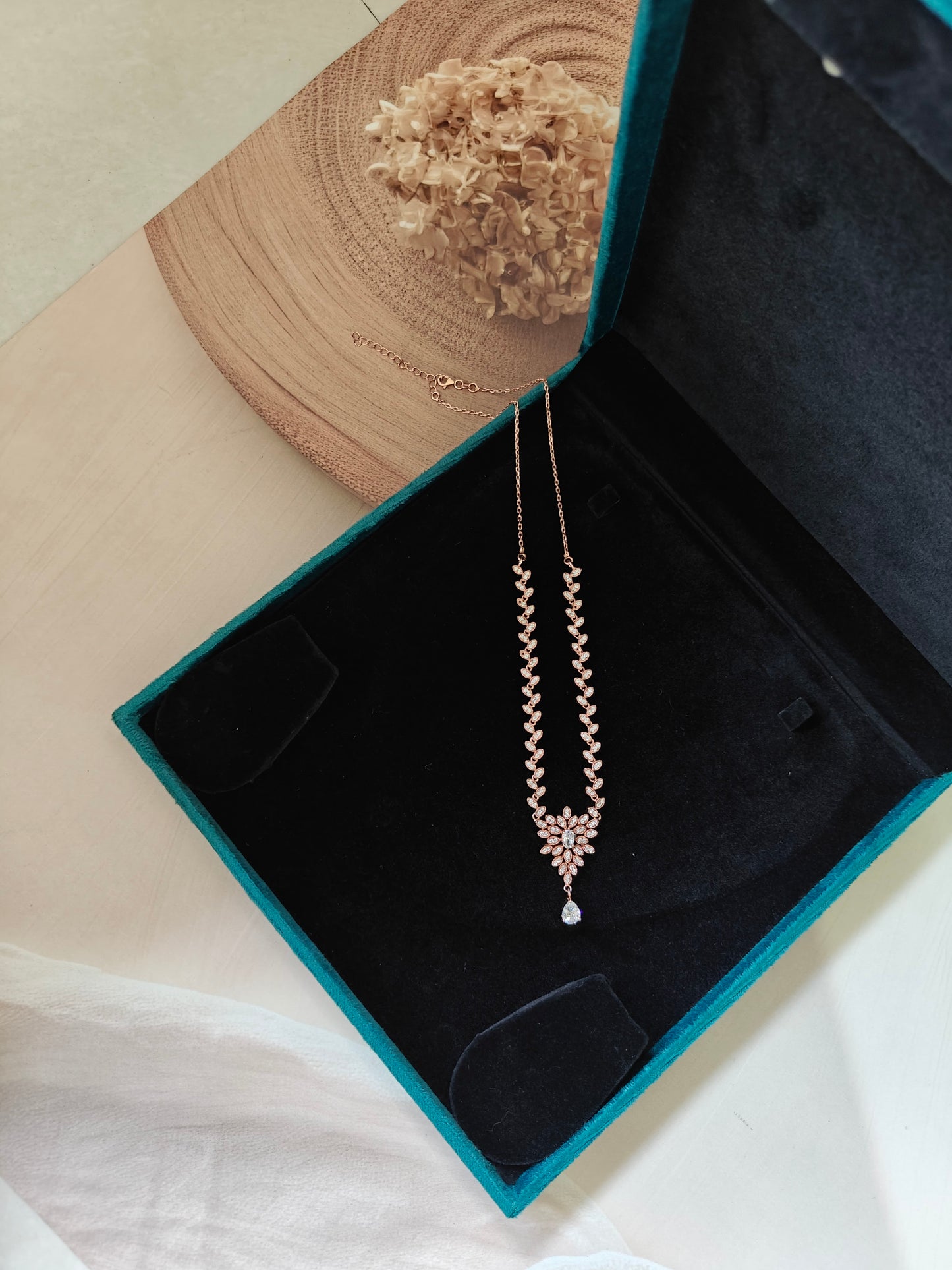 WHITE STONE-STUDDED NECKLACE