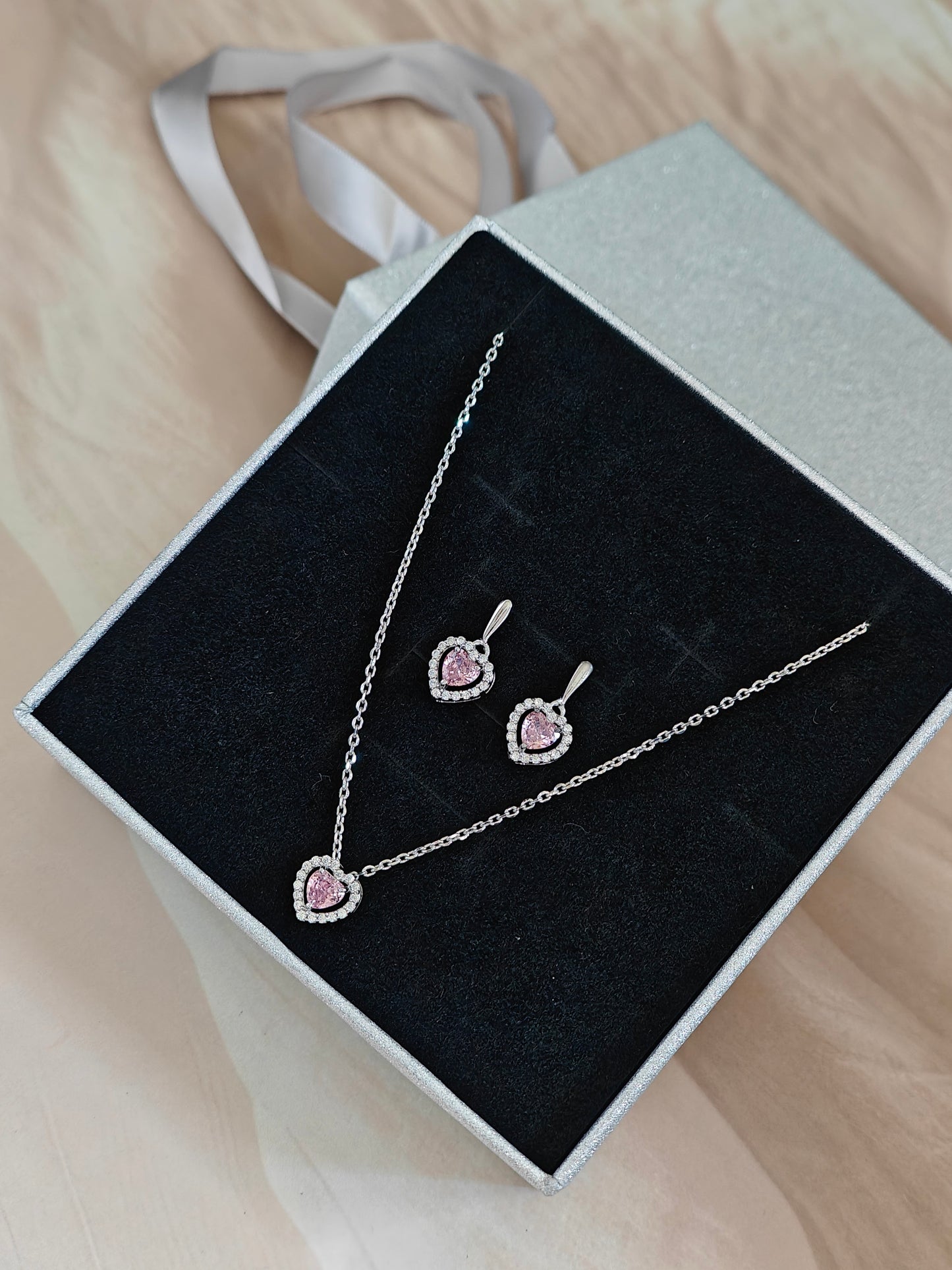 HEART-SHAPED PENDANT NECKLACE AND EARRING SET