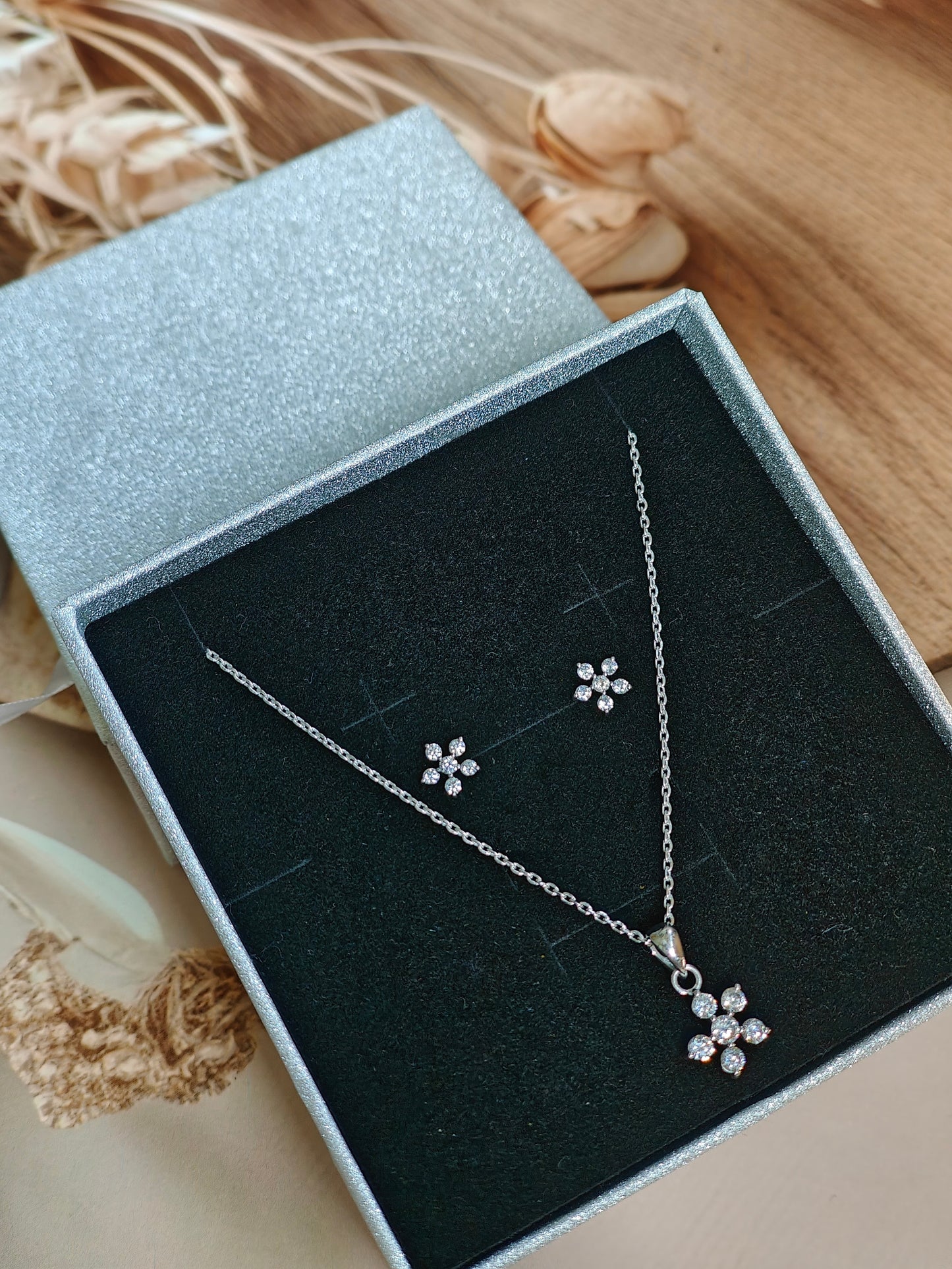 DAISY PENDENT EARRING CHAIN JEWELLERY SET