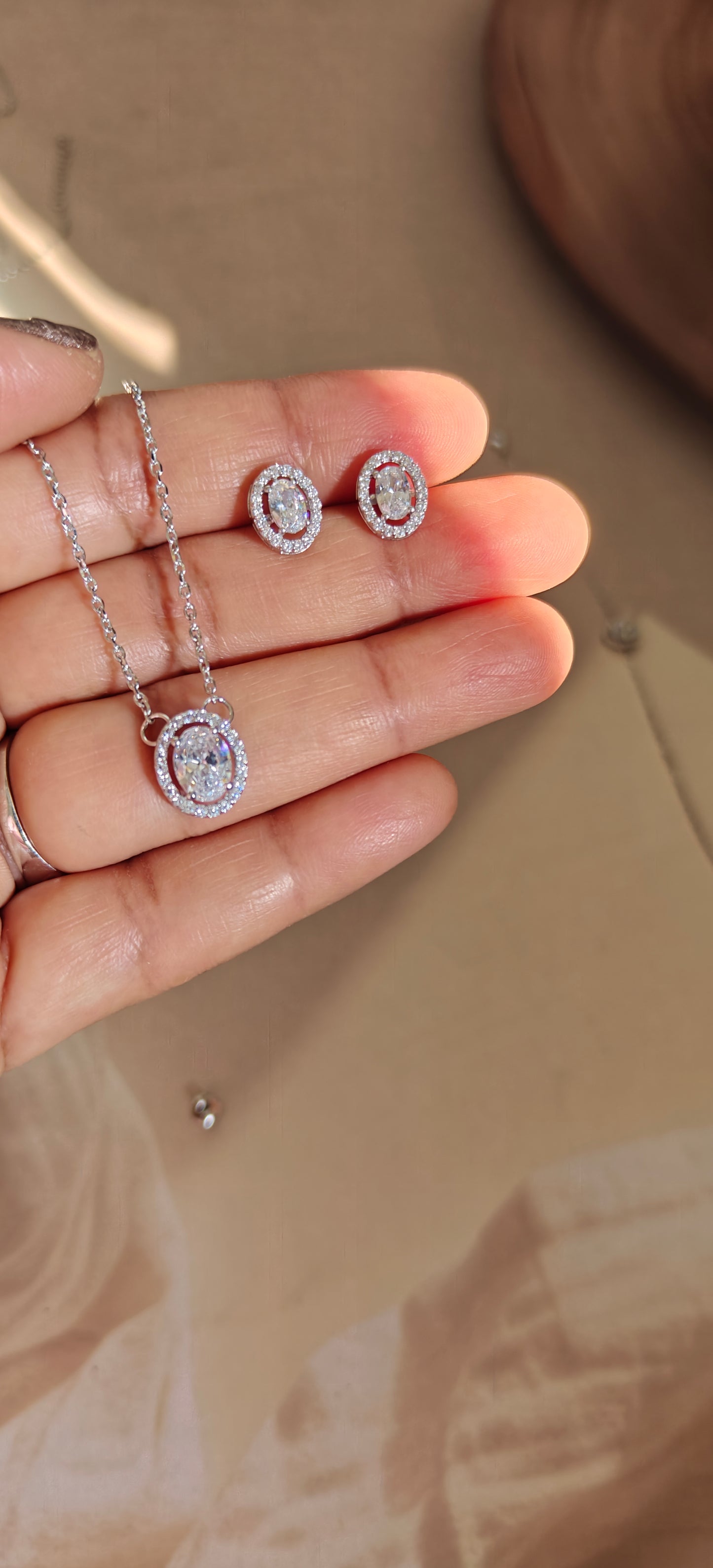 SILVER ROUND STONE JEWELLERY SET