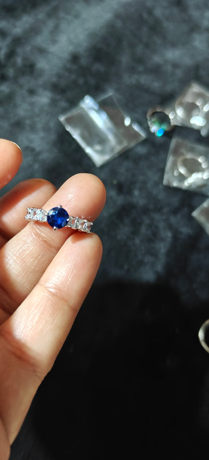 OVAL-CUT BLUE STONE RING