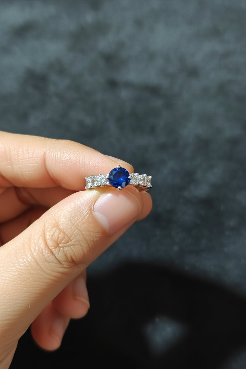OVAL-CUT BLUE STONE RING