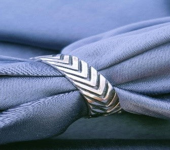 WIDE CHEVRON PATTERN RING